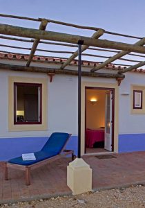 Casa com 2 Quartos e Jardim