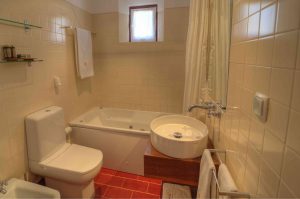 Casa com 2 Quartos e Jardim